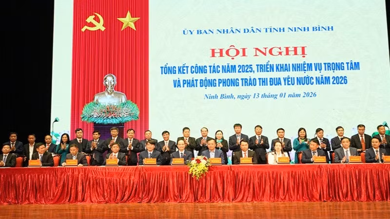 Tỉnh Ninh Bình phát động phong trào thi đua yêu nước và Ký kết giao ước thi đua năm 2026.