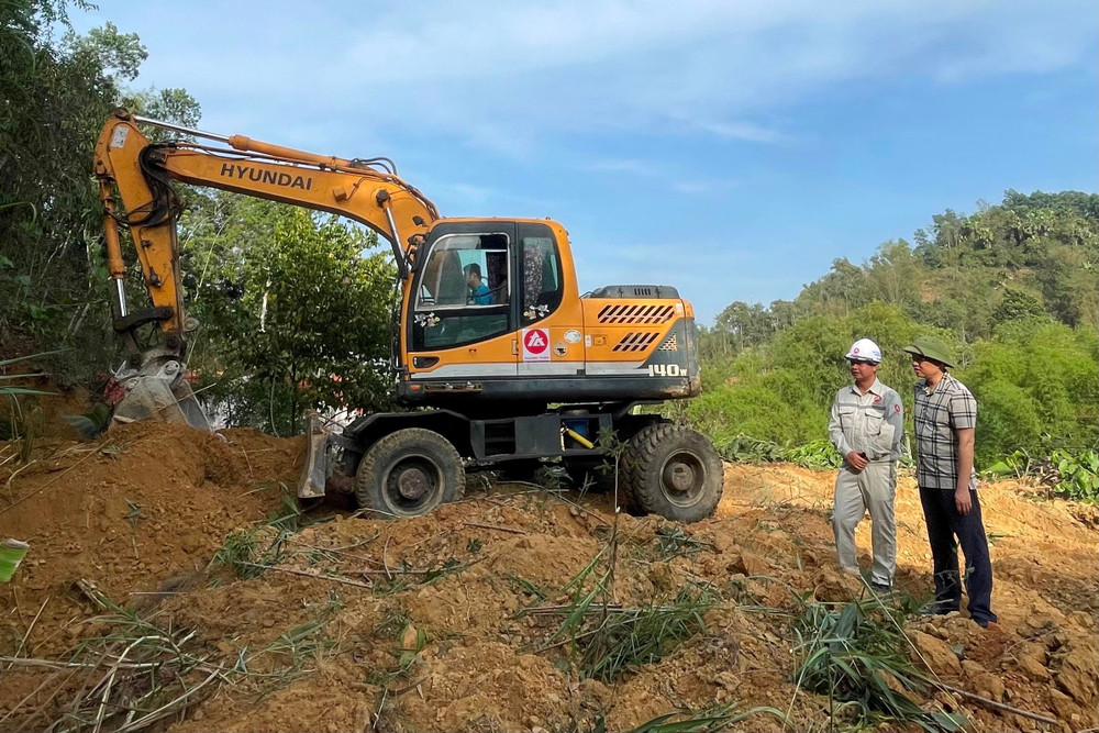 Lãnh đạo tỉnh Bắc Kạn kiểm tra việc thi công mở tuyến dự án cao tốc Chợ Mới-thành phố Bắc Kạn tại vị trí cuối tuyến ở xã Nông Thượng, thành phố Bắc Kạn. (Ảnh THU CÚC) 1-bac-kan-4.jpg
