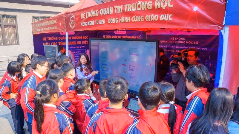 Giáo viên giới thiệu cách sử dụng Hệ thống quản trị trường học số cho học sinh.