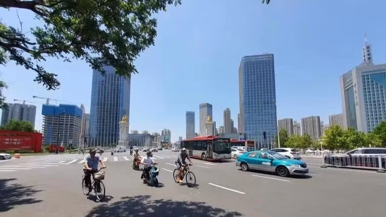 Người dân di chuyển dưới nắng nóng ở thành phố Thiên Tân, Trung Quốc. (Ảnh: HỒ QUÂN)