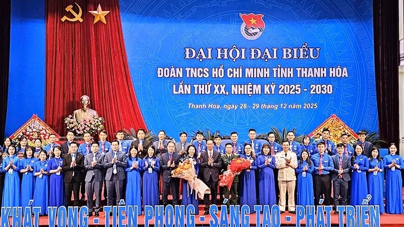 Lãnh đạo tỉnh Thanh Hóa tặng hoa chúc mừng Ban Chấp hành Đoàn tỉnh Thanh Hóa khóa XX.