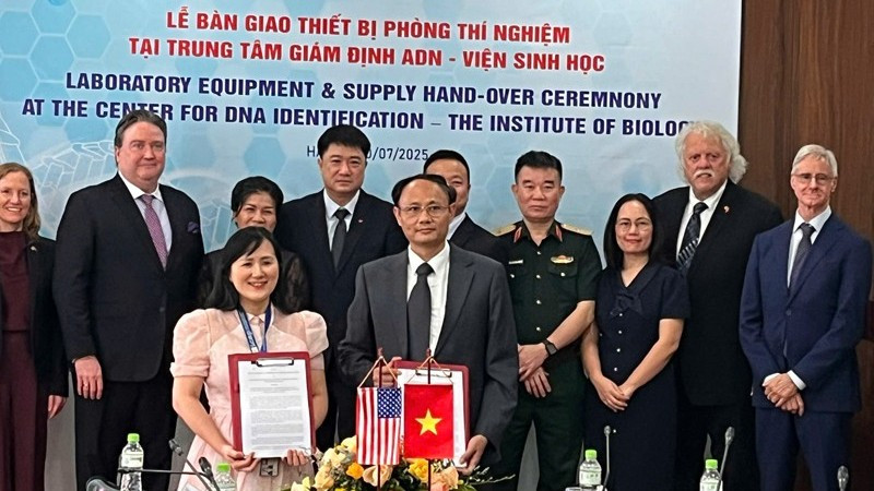 Đại diện các đơn vị trao biên bản bàn giao lễ trao thiết bị phòng thí nghiệm ADN. (Ảnh: MINH HUY)