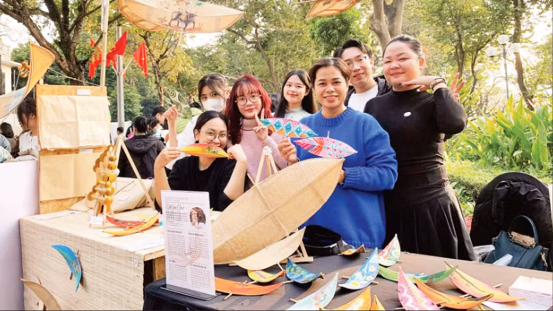 Hàng trăm bạn trẻ tham gia các hoạt động của chương trình Tụ hội Sáng tạo bên hồ Hoàn Kiếm.