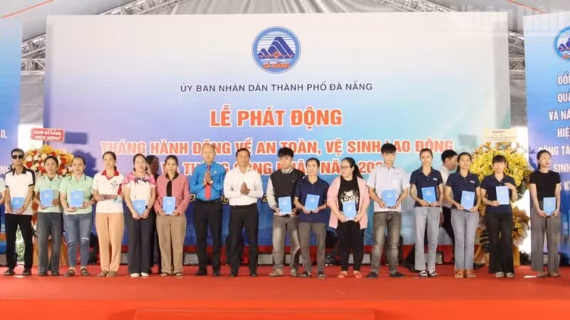 Trao quà cho đoàn viên, người lao động có hoàn cảnh khó khăn.