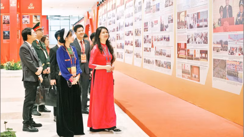 Đại diện Thanh niên tiêu biểu tham quan Trưng bày ảnh “Dưới cờ Đảng - Đất nước tiến vào Kỷ nguyên mới” tại Đại hội XIV của Đảng. (Ảnh: TRẦN HẢI)