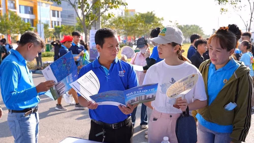 Dự án chung cư nhà ở xã hội ở phường Tân Ninh (Tây Ninh) mở phiên giao dịch, thu hút sự quan tâm của rất nhiều người lao động.