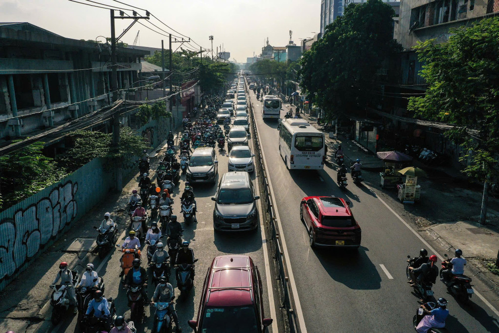 Hàng dài ô-tô trên đường Nguyễn Tất Thành, Quận 4, Thành phố Hồ Chí Minh. (Ảnh HẢI LONG) 7-o-too-1.jpg