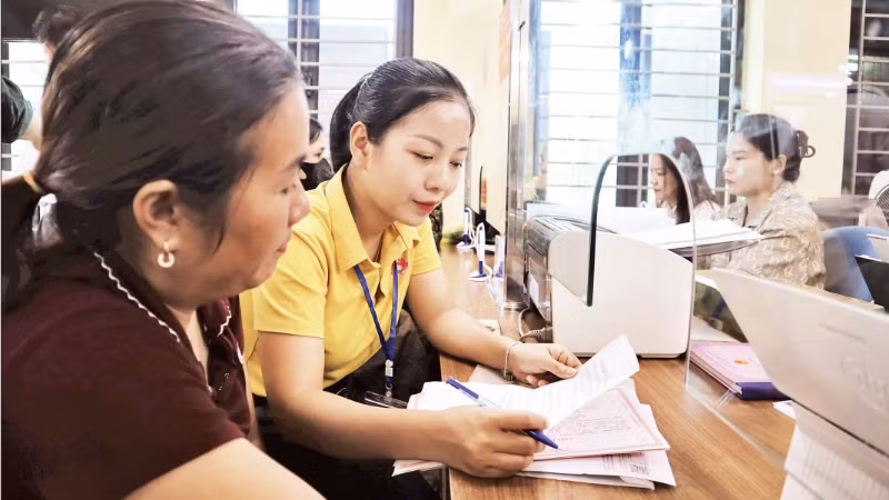 Cán bộ xã Anh Sơn hướng dẫn người dân đến làm thủ tục hành chính. (Ảnh: TRẦN TRUNG HIẾU)