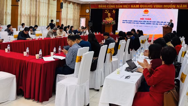 Giáo sư, Tiến sĩ Trần Văn Thuấn, Thứ trưởng Y tế, Chủ tịch Hội đồng Y khoa quốc gia, phát biểu tại hội thảo.