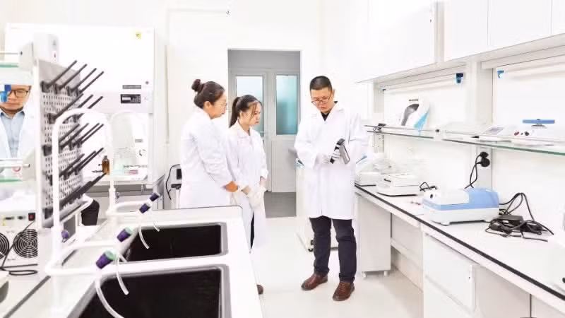 Trao đổi trong hoạt động nghiên cứu, thực hành của cán bộ, sinh viên Đại học Quốc gia Hà Nội. (Ảnh: DIỆP NGỌC)