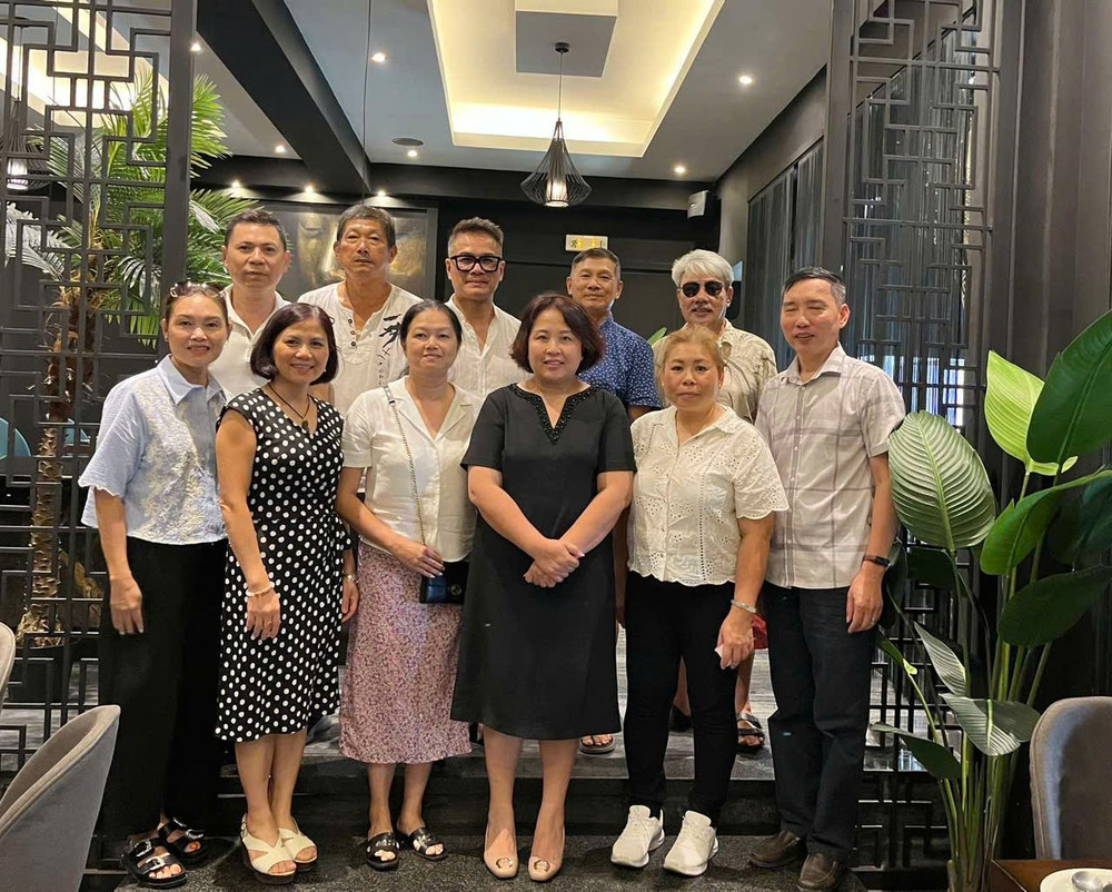 Đại sứ Phạm Thị Thu Hương gặp gỡ đại diện cộng đồng người Việt Nam tại đảo Rhodes, Hy Lạp. (Ảnh: Đại sứ quán Việt Nam tại Hy Lạp) anh-2-78.jpg