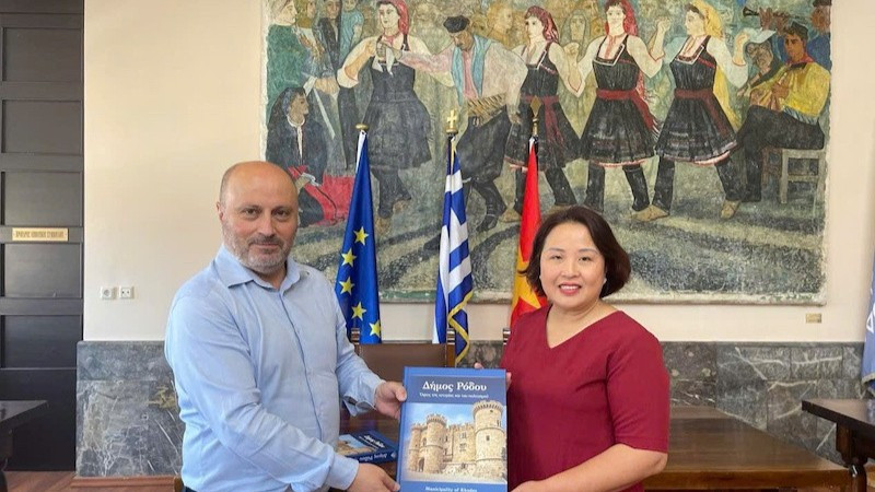 Đại sứ Phạm Thị Thu Hương gặp Phó Thị trưởng đảo Rhodes Chalkias Konstantinos. (Ảnh: Đại sứ quán Việt Nam tại Hy Lạp)