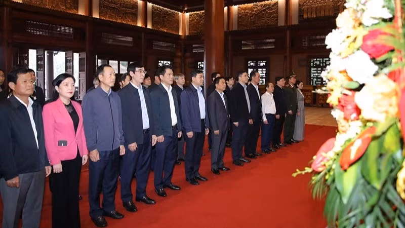 Đoàn đại biểu tỉnh Thanh Hóa dâng hoa, hương tưởng niệm các Bà mẹ Việt Nam Anh hùng và các liệt sĩ.