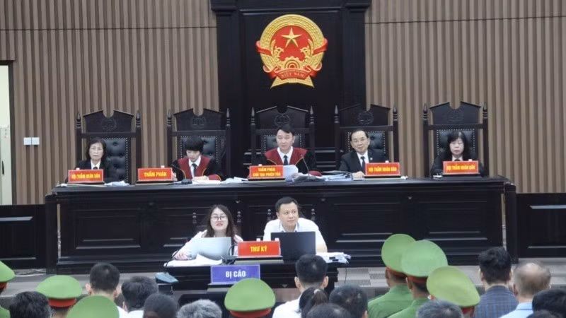 Hội đồng xét xử sơ thẩm xét hỏi các bị cáo trong vụ án xảy ra tại Tập đoàn Phúc Sơn và các địa phương Vĩnh Phúc, Phú Thọ, Quảng Ngãi, Vĩnh Long.