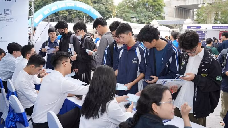 Sinh viên tìm hiểu thông tin tại Ngày hội việc làm. 