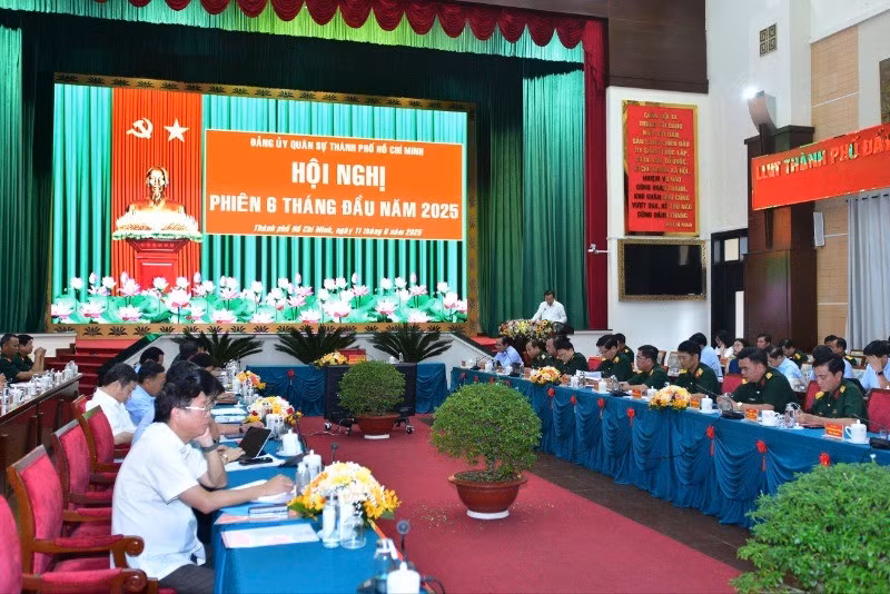 Quang cảnh Hội nghị Đảng ủy quân sự Thành phố Hồ Chí Minh 6 tháng đầu năm.