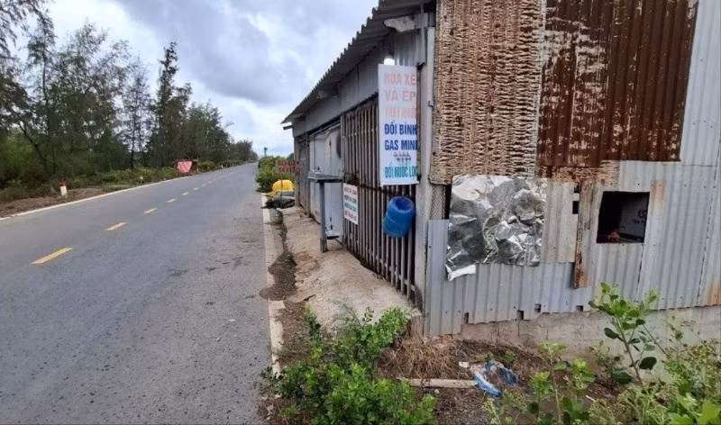 Nhiều hộ dân ngang nhiên dựng nhà, lều quán sát mặt đê ven biển ở Bạc Liêu.