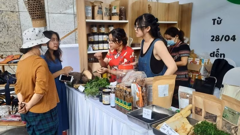 Người tiêu dùng mua sắm sản phẩm xanh tại Phiên chợ xanh được tổ chức tại Thành phố Hồ Chí Minh.