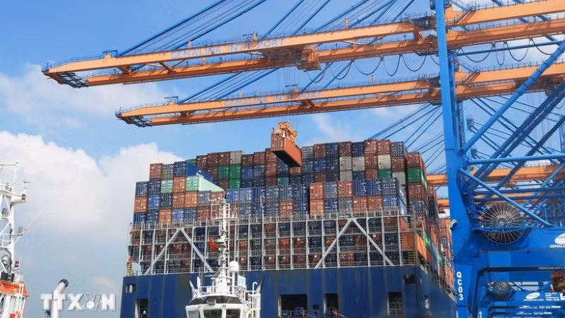 Bốc dỡ container lên tàu tại Cảng Quốc tế Gemalink. (Ảnh: TTXVN)