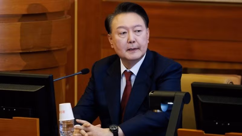 Cựu Tổng thống Hàn Quốc Yoon Suk Yeol tại một phiên điều trần ở Seoul. (Ảnh: THX/TTXVN)