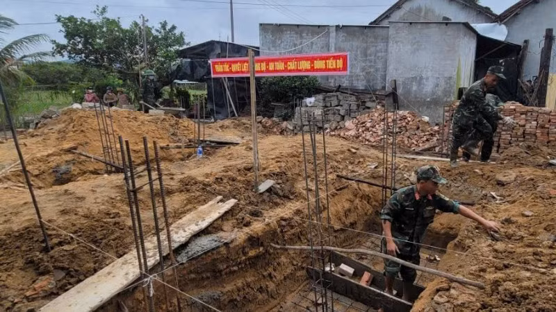 Lực lượng Quân khu 5 chạy đua với thời gian, không kể nắng mưa hay ngày đêm, để sớm hoàn thành nhà mới cho người dân vùng lũ. (Ảnh: ĐÌNH TĂNG)