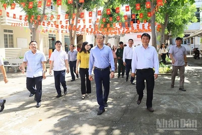 Đoàn công tác tỉnh Khánh Hòa đi kiểm tra việc chuẩn bị cho cuộc bầu cử bầu cử đại biểu Quốc hội khóa XVI và đại biểu Hội đồng nhân dân (HĐND) các cấp nhiệm kỳ 2026-2031 tại các xã, phường khu vực phía nam Khánh Hòa. (Ảnh: NGUYỄN TRUNG) 