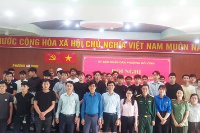 Lãnh đạo Phường Đô Vinh (Khánh Hòa) tổ chức hội nghị gặp mặt và chụp ảnh lưu niệm với thanh niên trúng tuyển trước ngày lên đường tòng quân. (Ảnh: NGUYỄN TRUNG)