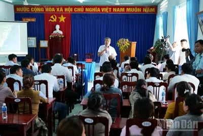 Quang cảnh buổi khảo sát và lấy ý kiến người dân. (Ảnh: NGUYỄN TRUNG)