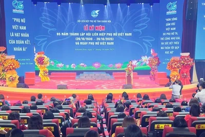 Quang cảnh buổi lễ. (Ảnh VŨ TÂN)