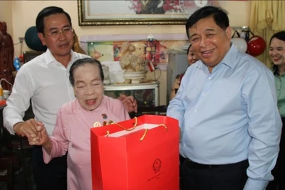 Phó Thủ tướng Chính phủ Nguyễn Chí Dũng thăm hỏi, tặng quà cho bà Hồ Thị Lượm, Anh hùng lao động trong thời kỳ kháng chiến. (Ảnh: NGUYỄN TRUNG)