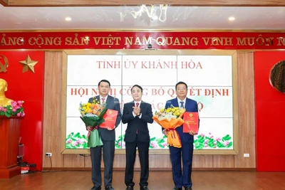Bí thư Tỉnh ủy Nghiêm Xuân Thành trao quyết định cho đồng chí Lương Đức Hải và đồng chí Võ Hoàn Hải. (Ảnh: VŨ TÂN)
