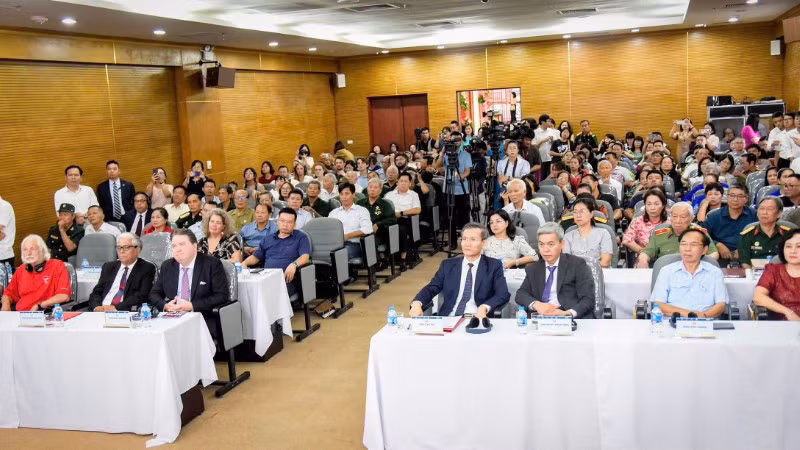 Toàn cảnh lễ khai mạc trưng bày tài liệu lịch sử và trao trả hồ sơ chứng tích chiến tranh.