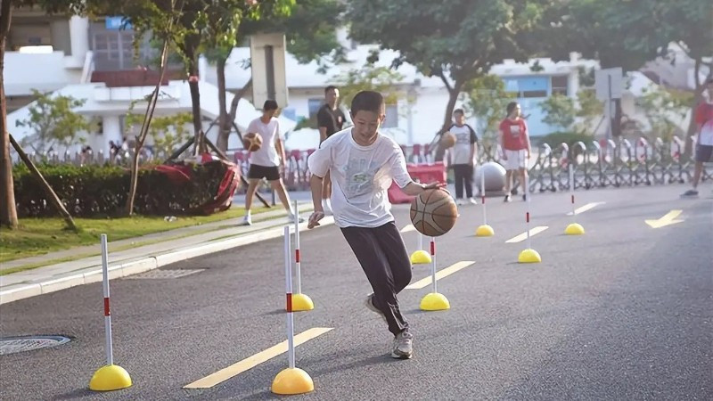 Học sinh tập luyện bóng rổ. (Ảnh: Sohu.com)