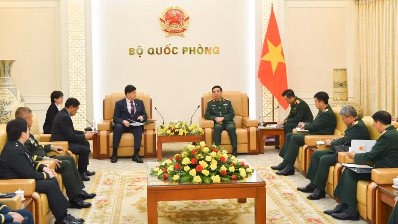 Đại tướng Phan Văn Giang, Ủy viên Bộ Chính trị, Phó Bí thư Quân ủy Trung ương, Bộ trưởng Quốc phòng, tiếp ông Irineo C.Espino, Thứ trưởng Quốc phòng Philippines.