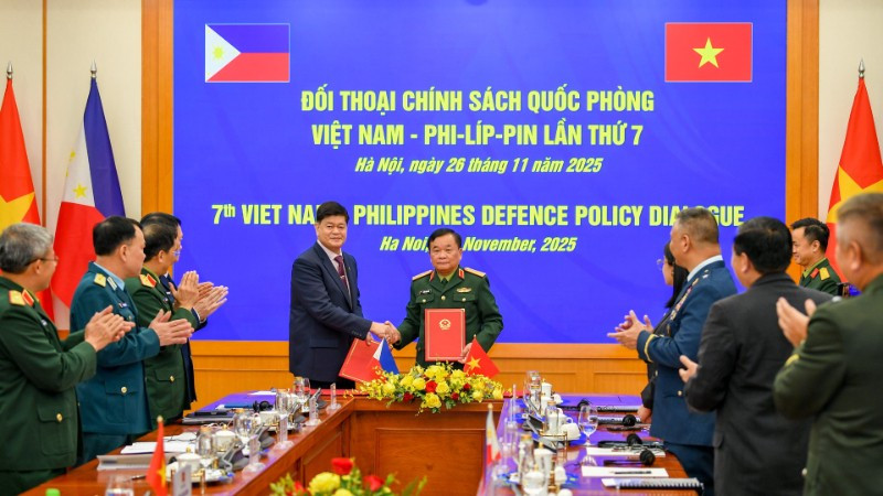 Thượng tướng Hoàng Xuân Chiến, Thứ trưởng Quốc phòng Việt Nam và Ngài Irineo C.Espino, Thứ trưởng Quốc phòng Philippines ký biên bản đối thoại.