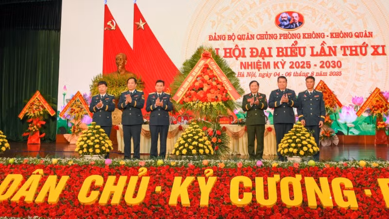 Thượng tướng Lê Huy Vịnh, Ủy viên Ban Chấp hành Trung ương Đảng, Ủy viên Quân ủy Trung ương, Thứ trưởng Bộ Quốc phòng tặng hoa chúc mừng Đại hội.