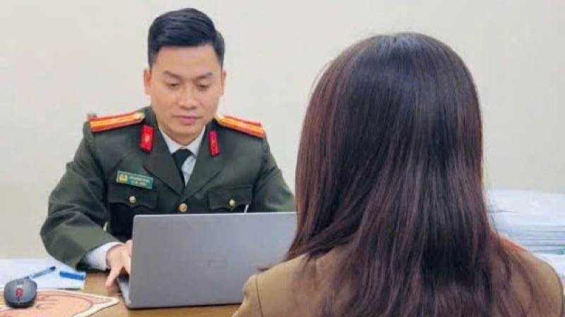 Công an Hà Nội làm việc với đối tượng đăng tin sai sự thật về công tác khám, chữa bệnh tại Bệnh viện Bạch Mai.