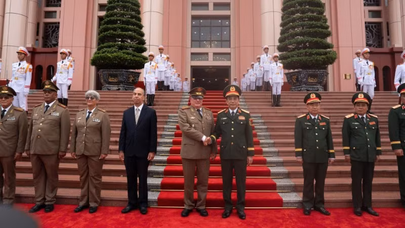 Đại tướng Phan Văn Giang, Ủy viên Bộ Chính trị, Phó Bí thư Quân ủy Trung ương, Bộ trưởng Quốc phòng và Thượng tướng Álvaro López Miera, Ủy viên Bộ Chính trị, Bộ trưởng Các lực lượng vũ trang cách mạng Cuba cùng các đại biểu.