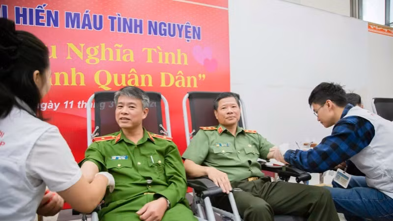 Các đồng chí lãnh đạo các đơn vị tham gia hiến máu.