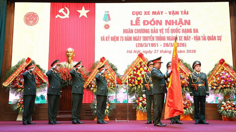 Thừa ủy quyền của Chủ tịch nước, Thượng tướng Nguyễn Văn Hiền trao Huân chương Bảo vệ Tổ quốc hạng Ba tặng Cục Xe máy-Vận tải. 