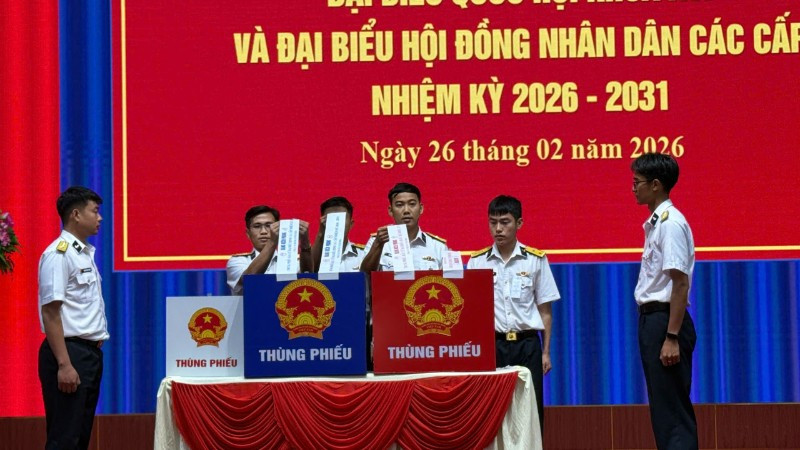 Niêm phong thùng phiếu.