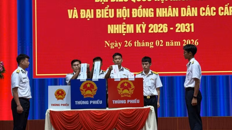 Niêm phong thùng phiếu.