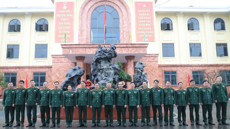 Đoàn công tác của Quân ủy Trung ương, Bộ Quốc phòng cùng lãnh đạo, chỉ huy, cán bộ Bệnh viện Quân y 105.