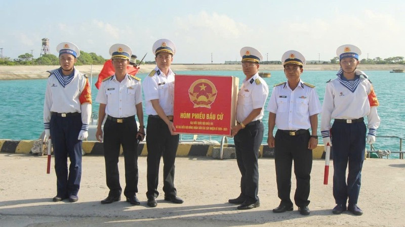 Chỉ huy đảo Song Tử Tây nhận bàn giao hòm phiếu từ đoàn công tác.