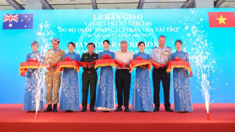 Thượng tướng Hoàng Xuân Chiến, Ủy viên Trung ương Đảng, Ủy viên Quân ủy Trung ương, Thứ trưởng Quốc phòng, Phó Tổng Thư ký Quốc phòng Australia Hugh Jeffrey cùng các đại biểu thực hiện nghi thức cắt băng lễ bàn giao vật tư, trang thiết bị.