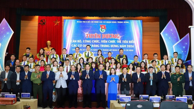 Các đồng chí đại diện lãnh đạo Trung ương Đoàn, Đảng ủy, Đoàn Thanh niên các cơ quan Trung ương và 40 cá nhân tiêu biểu được tuyên dương tại buổi lễ. 