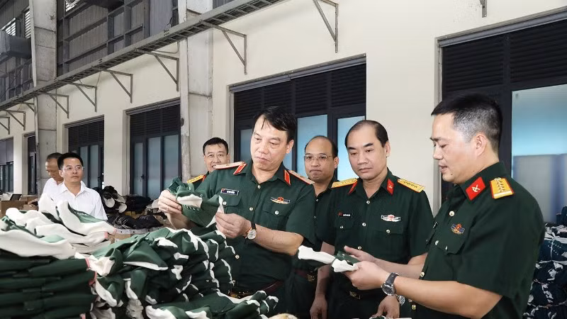 Thiếu tướng Vũ Văn Cường kiểm tra chất lượng sản xuất giày vải chiến sĩ tại Công ty cổ phần 26.