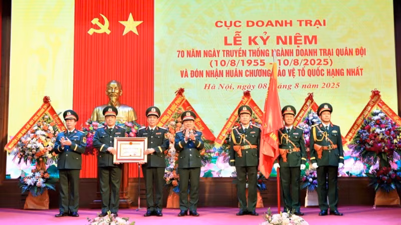 Thừa ủy quyền của Chủ tịch nước, Thượng tướng Lê Huy Vịnh trao Huân chương Bảo vệ Tổ quốc hạng Nhất tặng Cục Doanh trại.