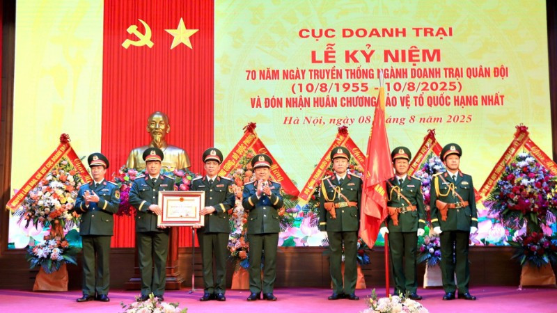 Thừa ủy quyền của Chủ tịch nước, Thượng tướng Lê Huy Vịnh trao Huân chương Bảo vệ Tổ quốc hạng Nhất tặng Cục Doanh trại.