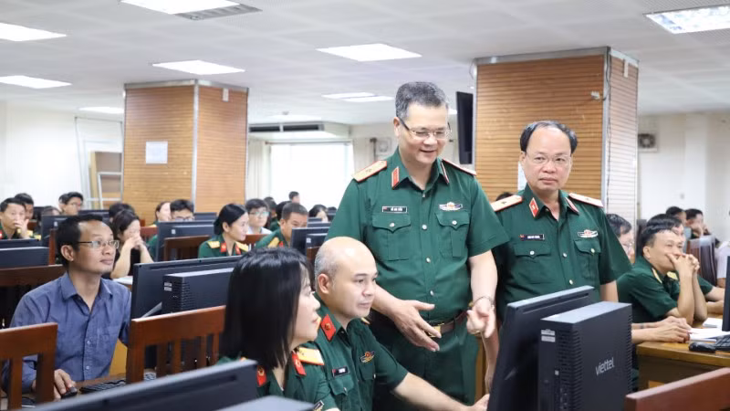 Thủ trưởng Tổng cục Hậu cần-Kỹ thuật kiểm tra quá trình thực hành trên phần mềm của học viên.